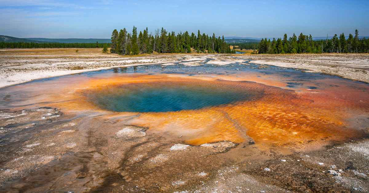Source chaude contenant du soufre. Parc Yellowstone, par @casey-horner sur Unsplash