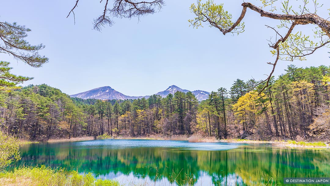Le lac Urabandai, au Japon.