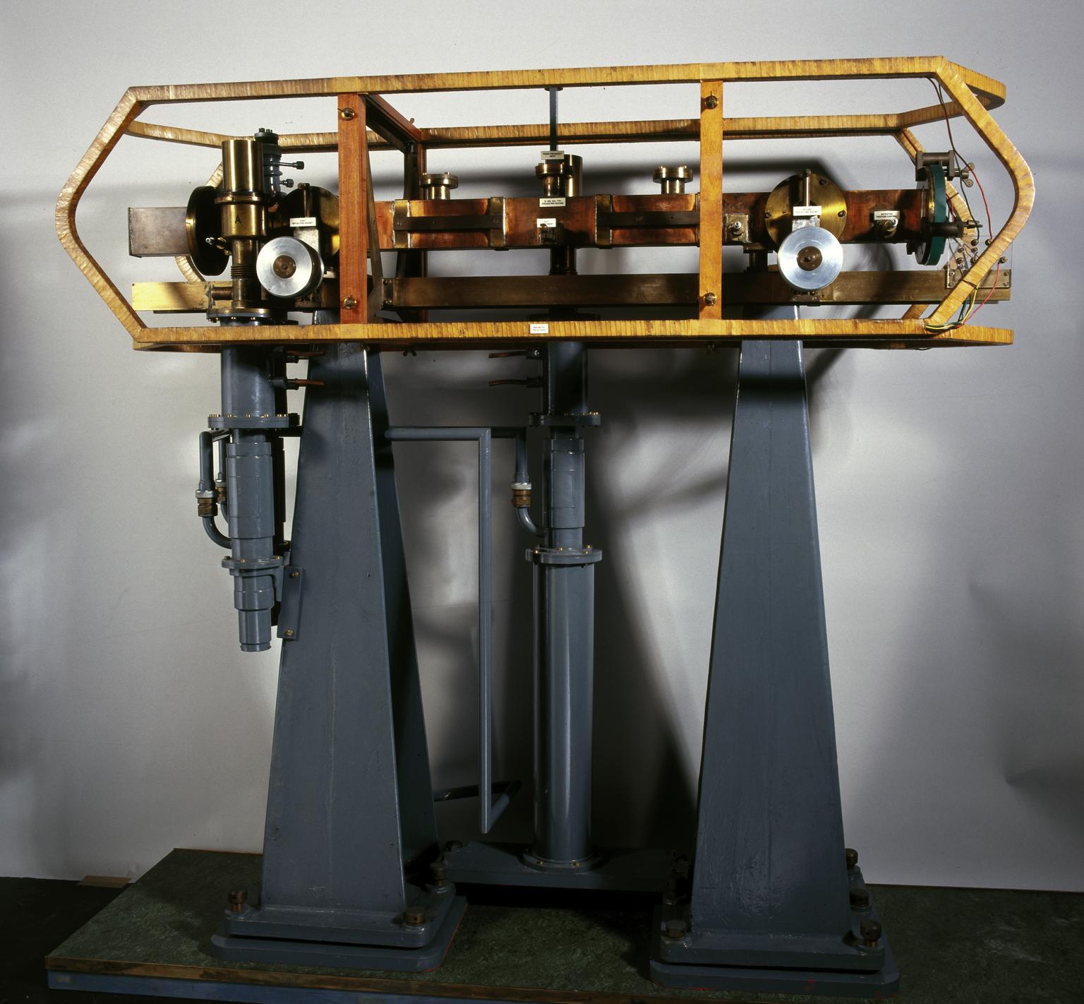 Horloge atomique au césium, 1955